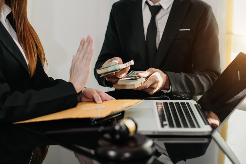 تحصيل الديون عبر محامي متخصص يراجع العقود المالية